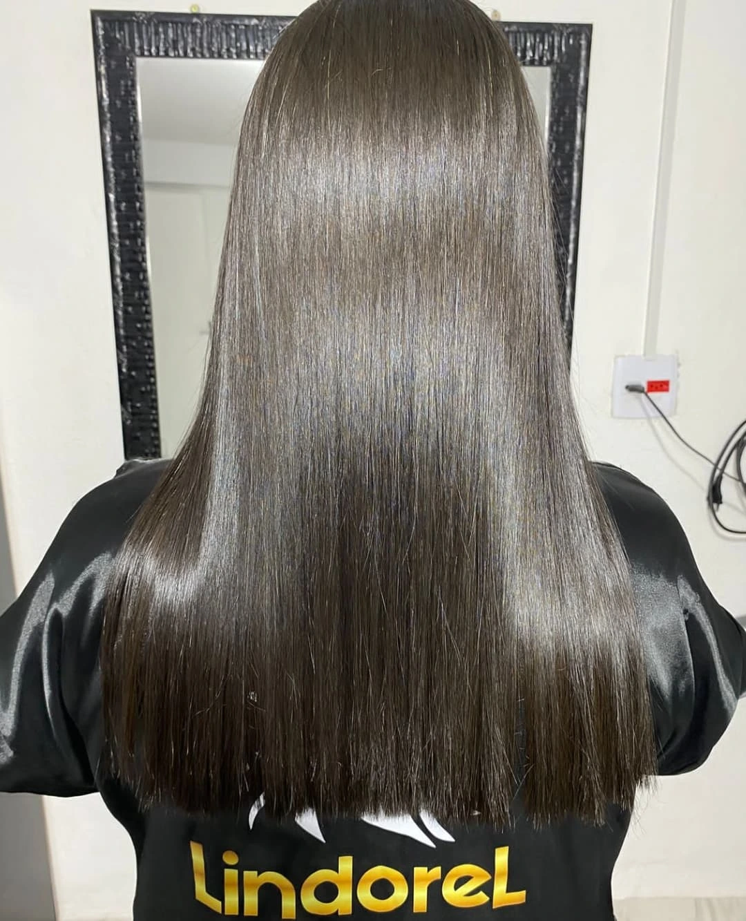 Mulher com cabelo sedoso e saudável